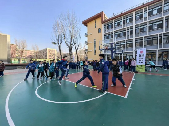 球速体育各地中小学改进体育教育：让年轻一代在运动中强意志健身心(图1)