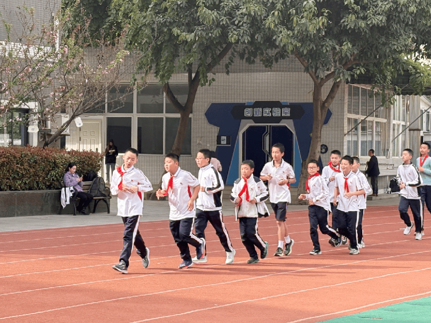 向天借地球速体育官网向上生长 成都市七中育才学校学道分校楼顶运动场景再上新(图4)