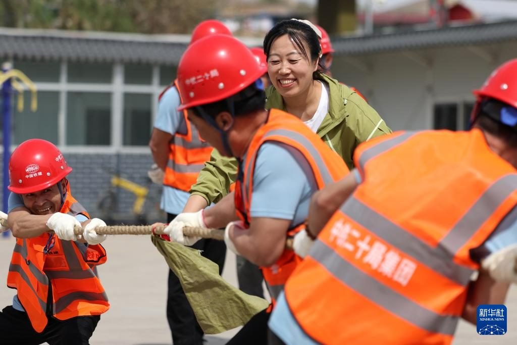 球速体育app工地趣味运动迎“五一” 新华网(图1)